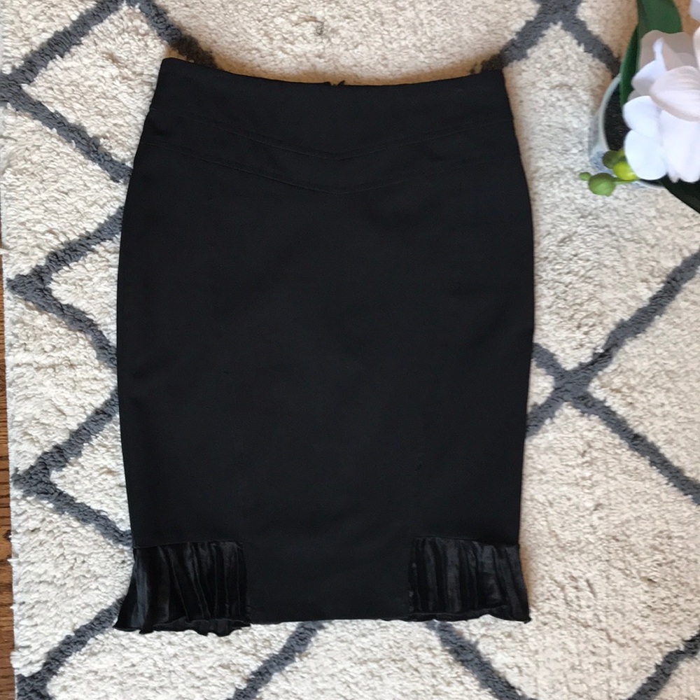 Ruffled stretchy black skirt